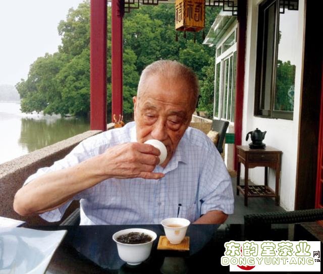 张天福为福建省的茶业发展和巾国的茶事活动做