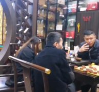 东韵堂公司茶农采摘鲜叶制作加工